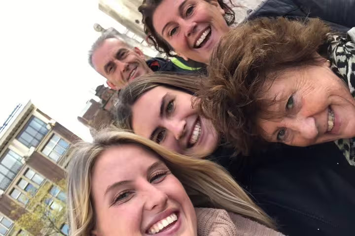 Smiling friends take a selfie in Nijmegen while playing an e-scavenger hunt city exploration game