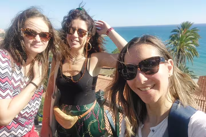 Friends selfie with Mediterranean sea views in Tarragona on a self-guided scavenger hunt sightseeing tour