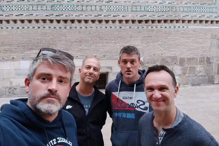 Friends taking a selfie at Zaragoza historic landmark during a self-guided scavenger hunt walking tour