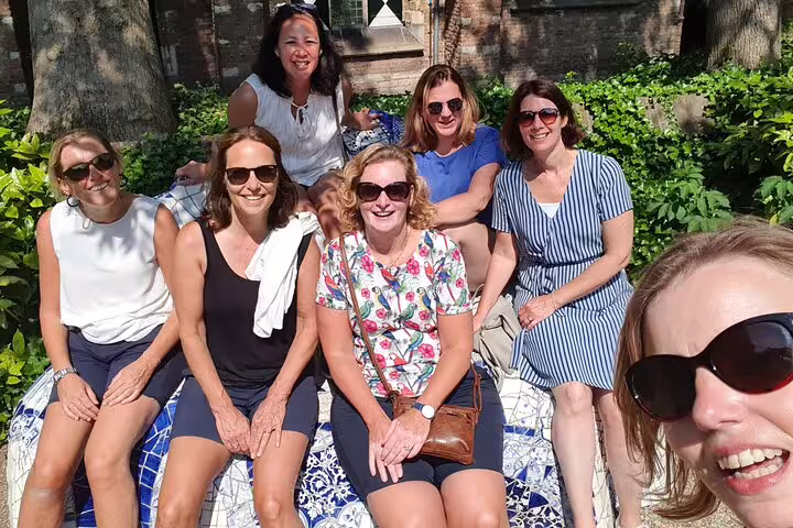 Friends relaxing on a bench in Toulouse during a self-guided e-scavenger hunt city exploration tour