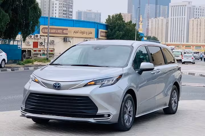 Private Fujairah Dibba Khorfakan to Dubai airport transfer in Toyota minivan for DXB and DWC pickup