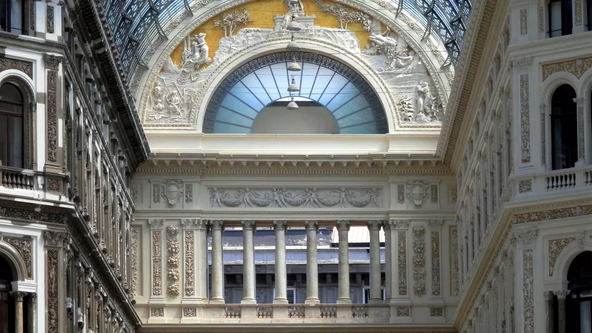 Dettaglio della Galleria Umberto I nel centro storico di Napoli, tappa del tour guidato tra architettura e street food