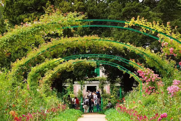 Flowered garden archways at Monet’s Giverny on a full-day private guided tour with hotel pickup and Versailles visit