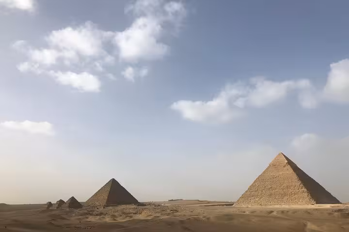 Panoramic view of the Giza pyramids in Egypt desert, ideal stop on Cairo Airport private all-inclusive day trip