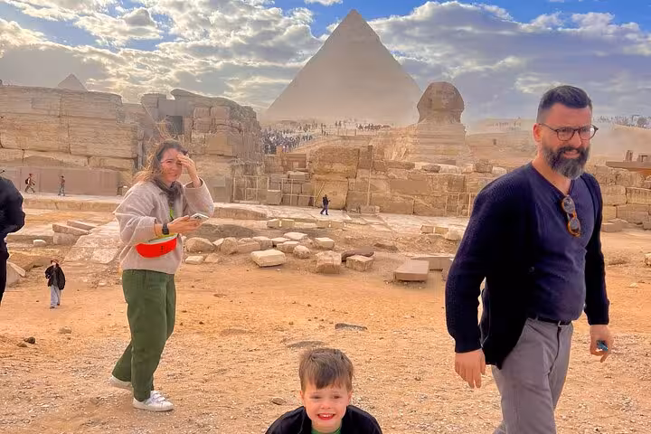 Tourists at Giza Plateau with Great Pyramid and Sphinx, ideal for private Giza Pyramids Cairo tour