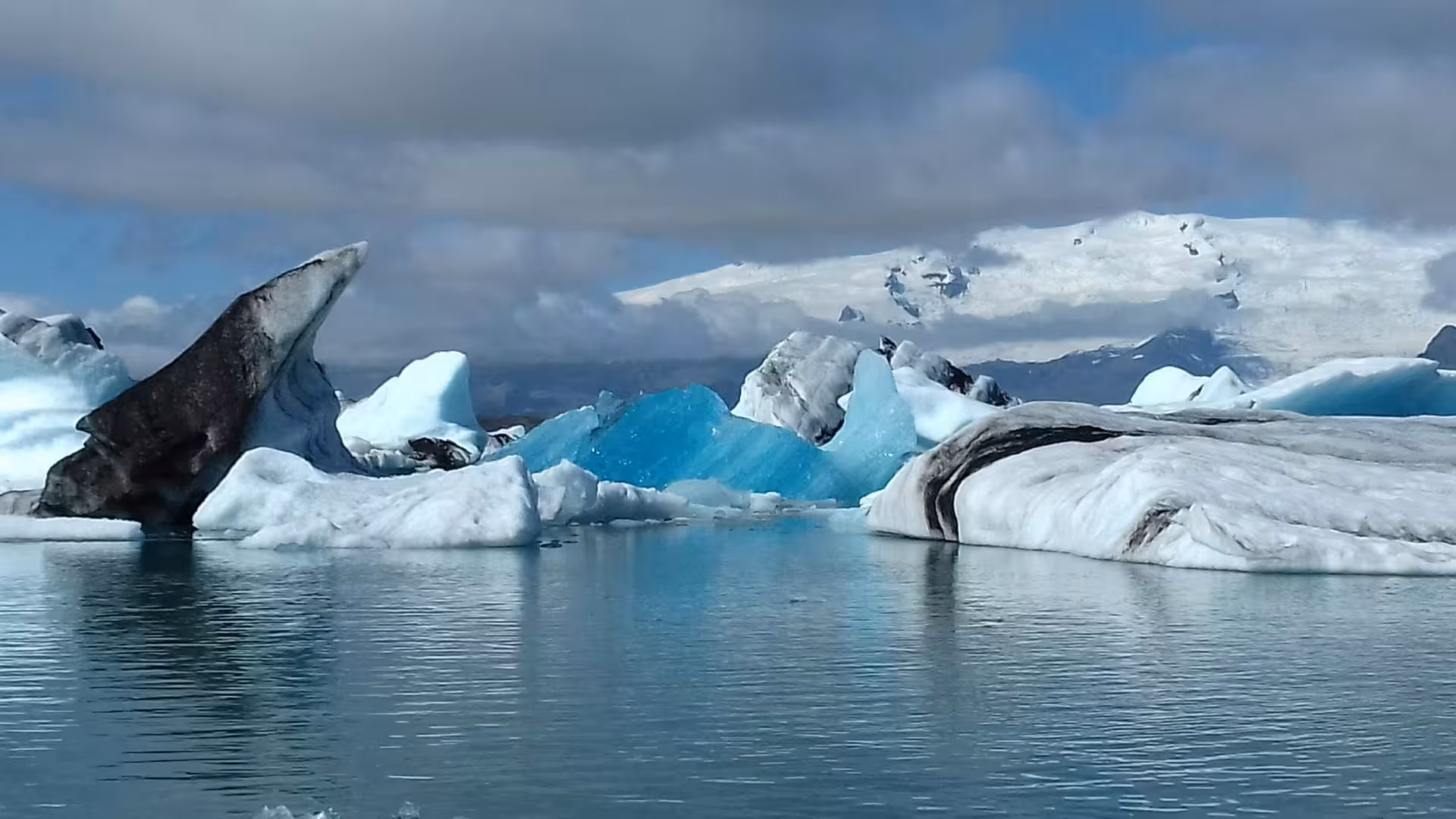 Floating icebergs with vivid blue ice at Jökulsárlón Glacier Lagoon, Iceland