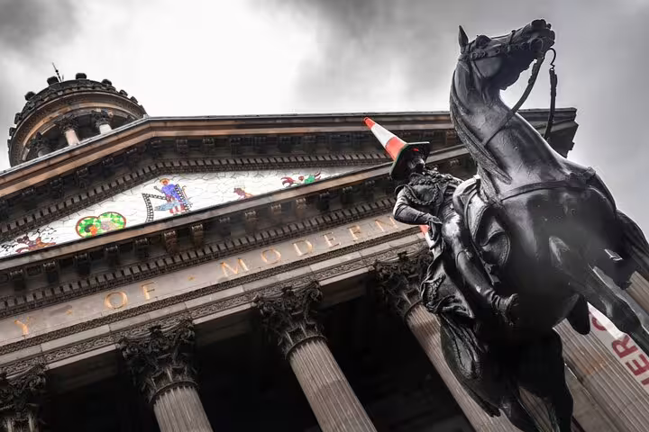 Duke of Wellington statue with traffic cone hat outside Glasgow Gallery of Modern Art