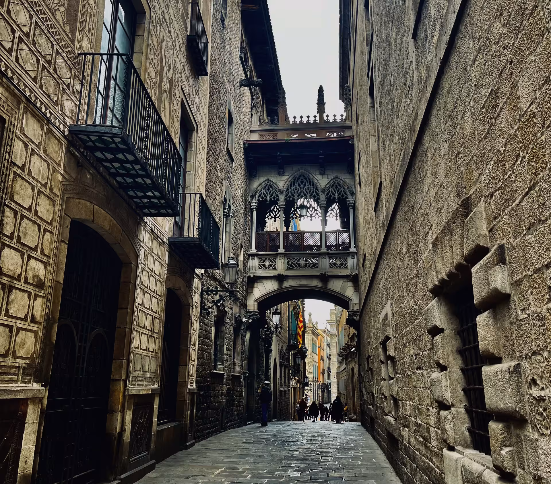 Gothic Quarter alley and bridge on Misterios Locales walking tour, a must-see route before visiting Museo de Cera