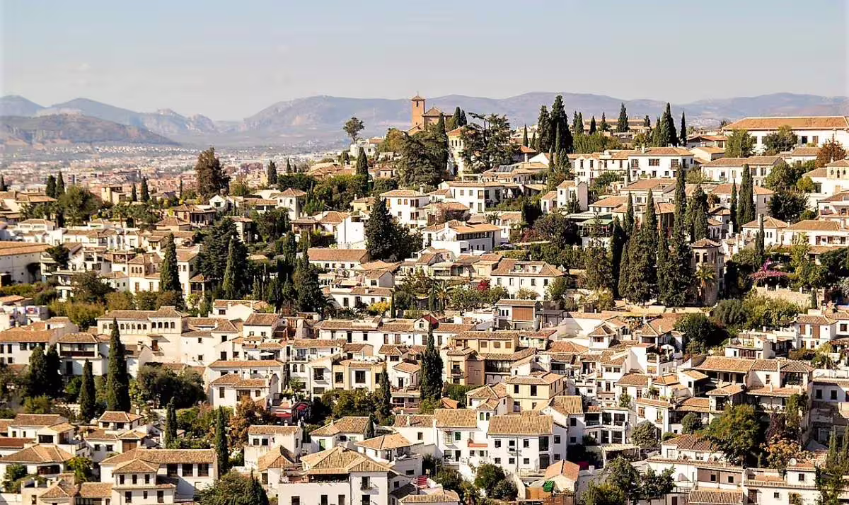 Panoramic view of Granada’s Albaicín hillside with white houses, ideal stop on Alhambra private tour