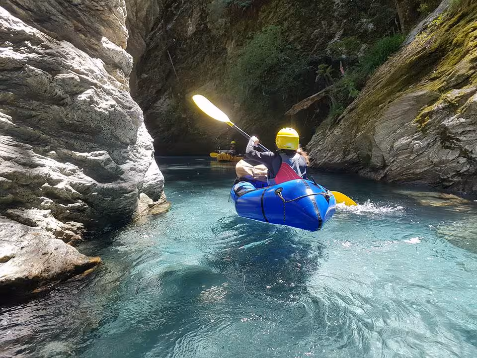 Kayaker paddling through narrow Verdon Grand Canyon cliffs on clear blue water, 3D/2N hotel tour