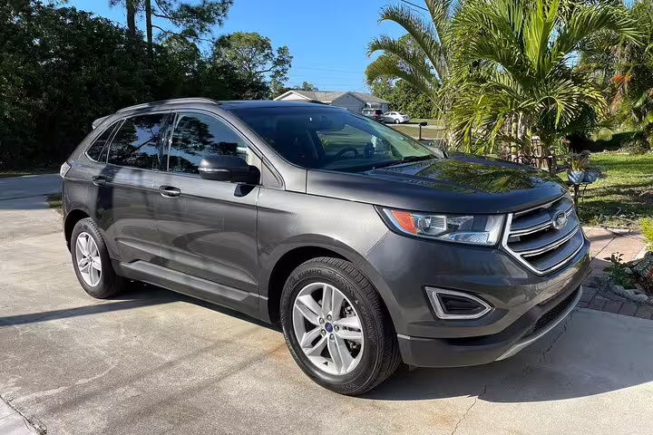 Gray Ford Edge SUV used for comfortable private transfer from Dubai Airport DXB to Dubai hotels