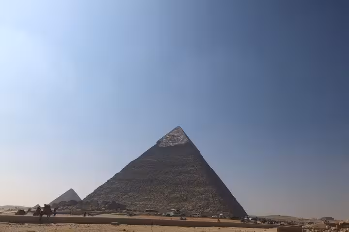 Great Pyramid of Giza under clear sky, must-see Cairo landmark on 5-day Cairo and Luxor tour package