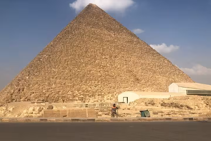 Great Pyramid of Giza in Cairo, Egypt, a must-see highlight on a 5-day Cairo and Luxor tour package