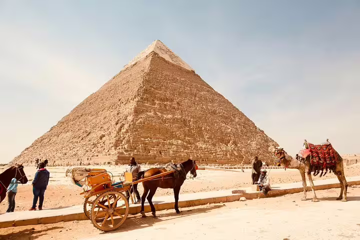 Horse carriage and camels in front of the Great Pyramid of Giza, private Cairo tour with museum and pyramids visit