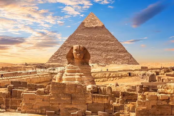 Great Sphinx and Pyramid of Khafre at Giza Plateau, must-see on a 4-day private Cairo tour