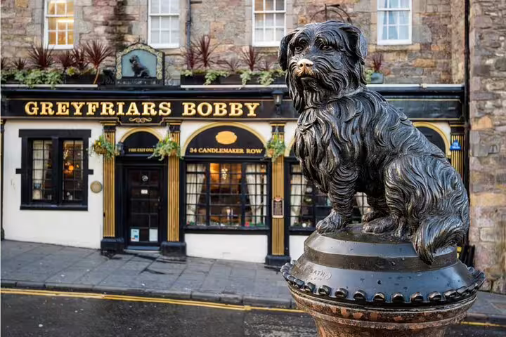 Greyfriars Bobby bronze statue outside the Greyfriars Bobby pub on Candlemaker Row, Edinburgh