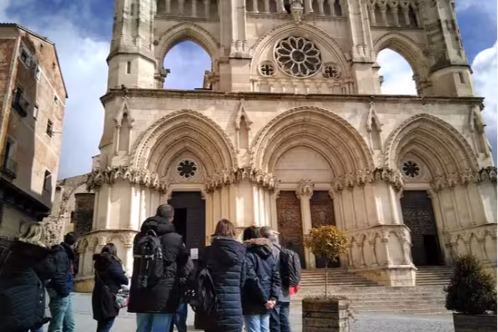Grupo en visita guiada frente a la Catedral de Cuenca, tour por la Ciudad Medieval y su arquitectura gótica