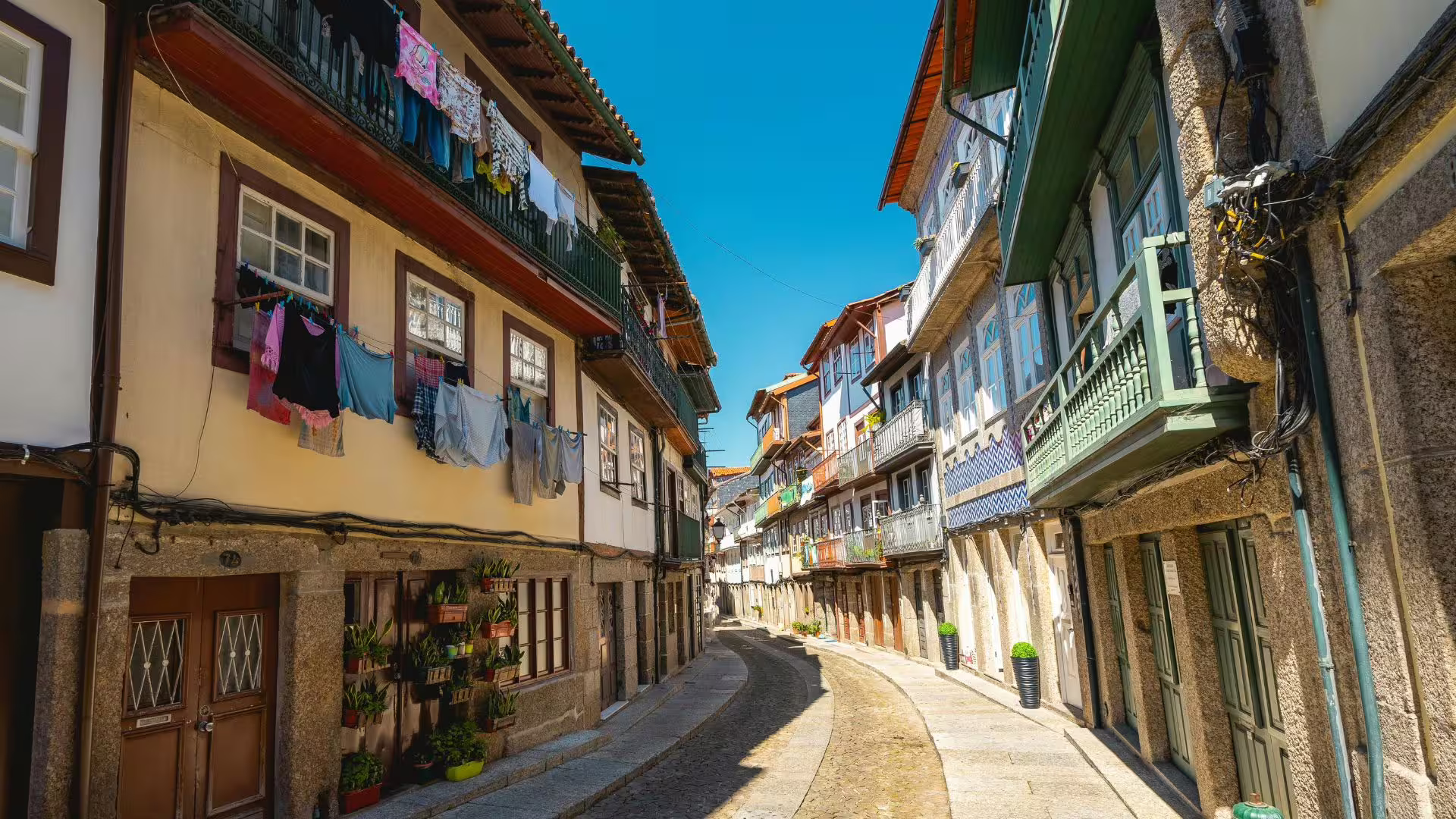 Image of a narrow street in the historic center of Guimarães, part of Cooltour Oporto's Braga & Guimaraes Tour