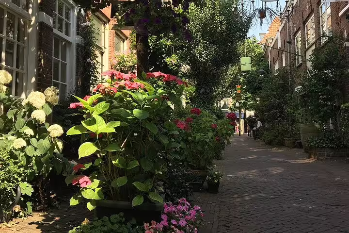 Flower-filled hidden alley in Haarlem old town, perfect for a private walking tour of historic streets
