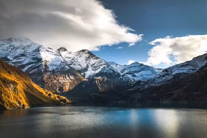 Alpine lake and snowy peaks near Hallstatt, scenic stop on Vienna to Salzburg private transfer tour