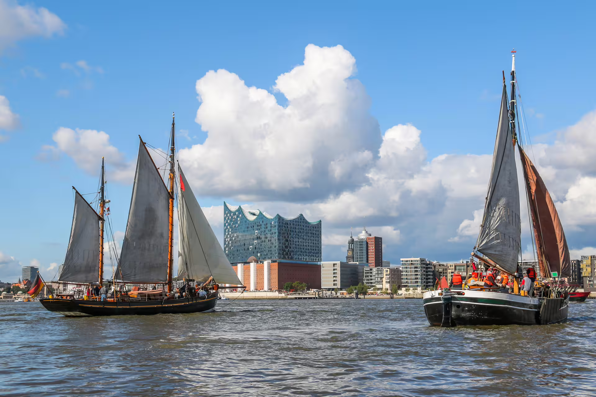 Sailing boats on the Elbe with Elbphilharmonie in Hafencity, highlight of Hamburg 1-day walking tour audioguide