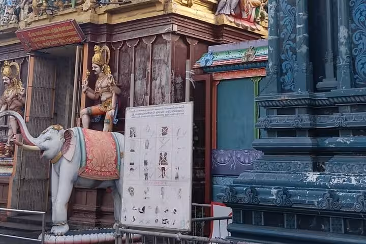 Hindu temple entrance in Colombo with elephant statue, a highlight on Royal City Tuk Tuk tour