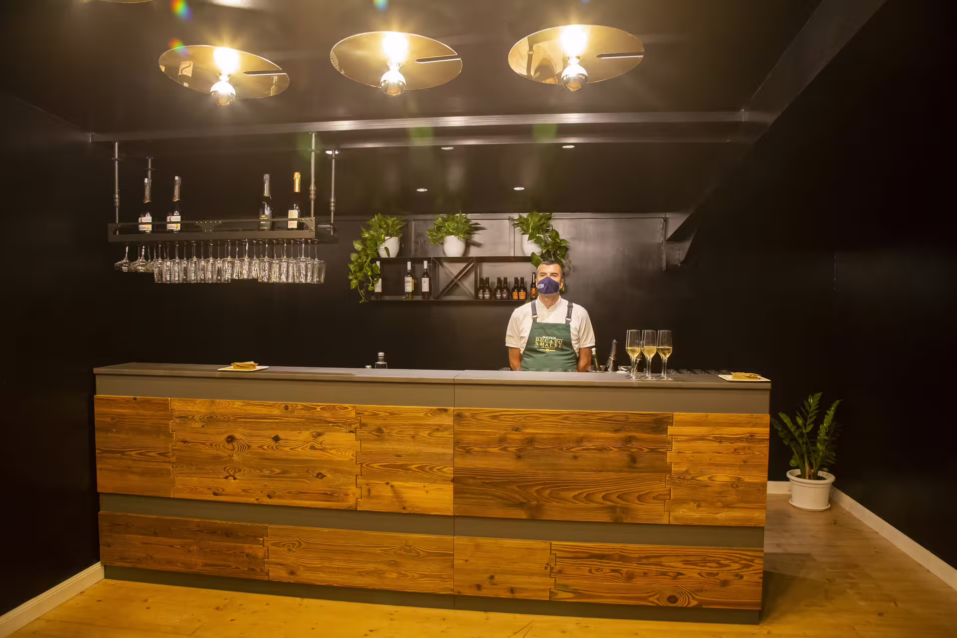 Host welcomes visitors at a stylish bar with sparkling wine for the Visita al pastificio pasta and prosecco tour