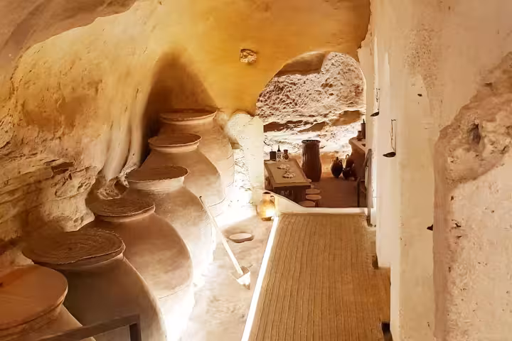 Cueva bodega tradicional en la Ruta Etnográfica de Huete, con tinajas de barro y pasillo iluminado