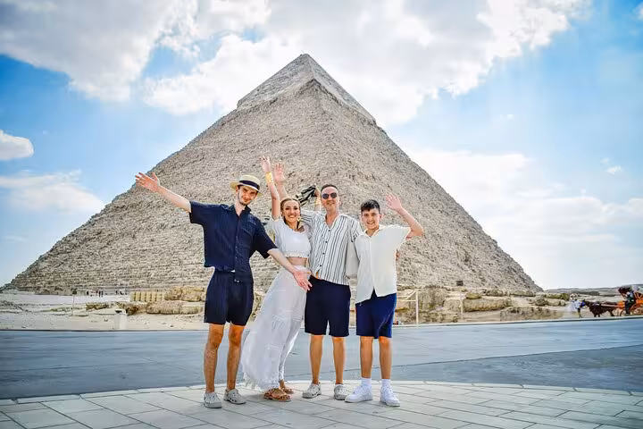 Group photo in front of the Great Pyramid of Giza on a Hurghada to Cairo pyramids and Egyptian Museum guided tour