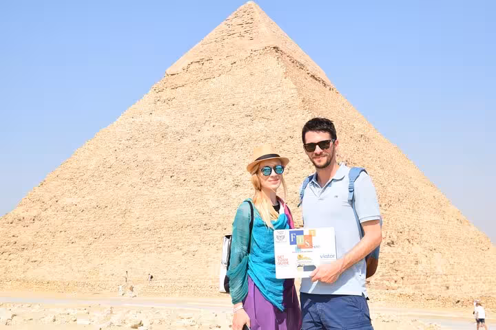 Couple photo at the Great Pyramid of Giza on Hurghada to Cairo tour, classic pyramids stop before Grand Museum