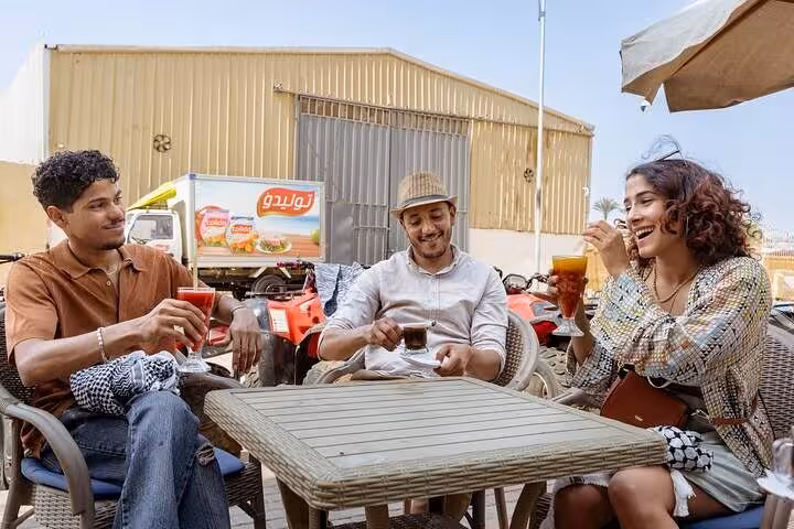 Travelers relaxing with drinks during Hurghada to Cairo private day tour, a break before Giza pyramids