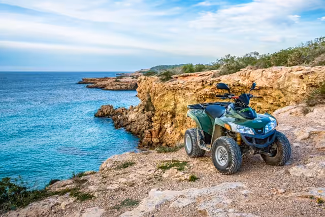 Quad bike en acantilados de Ibiza con vistas al Mediterráneo, tour en quad de medio día por la naturaleza