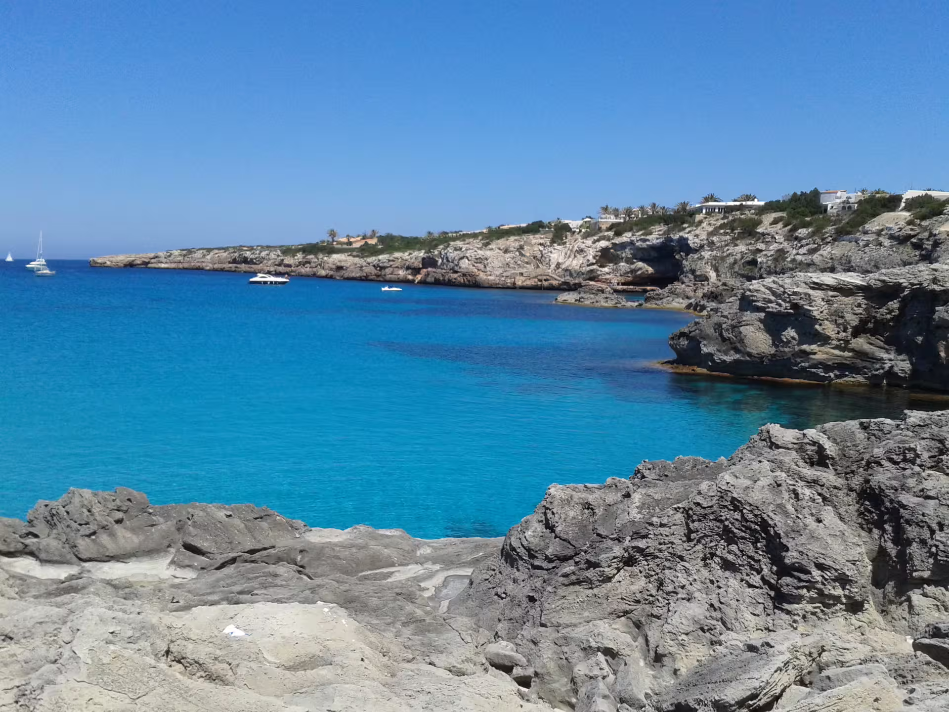 Turquoise Ibiza cove and cliffs on San Antonio to Es Vedrà sea excursion with guide, aperitif and drinks