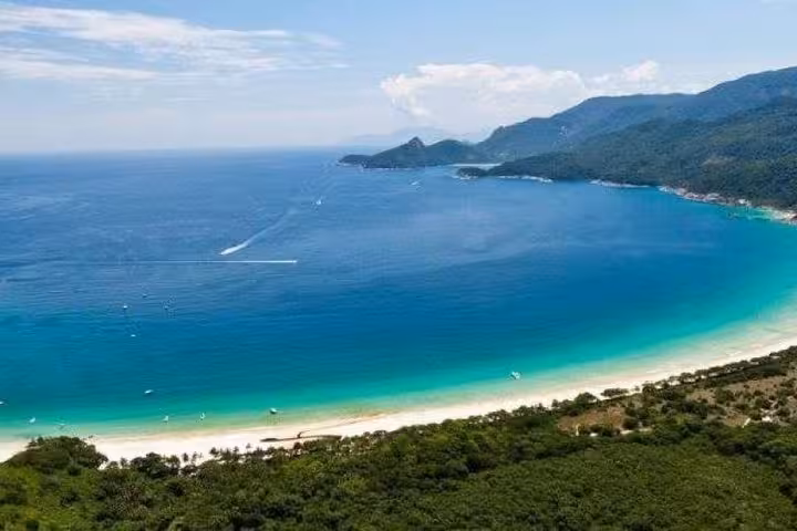 Aerial view of Ilha Grande's pristine beach and turquoise waters, perfect for a scenic shuttle transfer to Paraty.