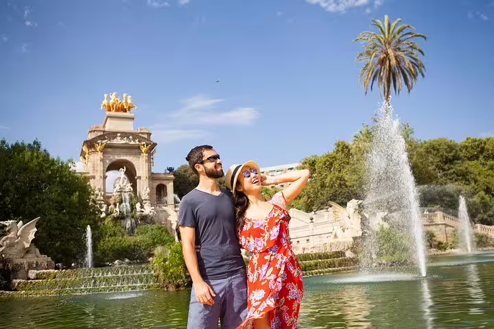 Couple at Parc de la Ciutadella fountain, Barcelona Instagram Regular Tour scenic photo opportunity