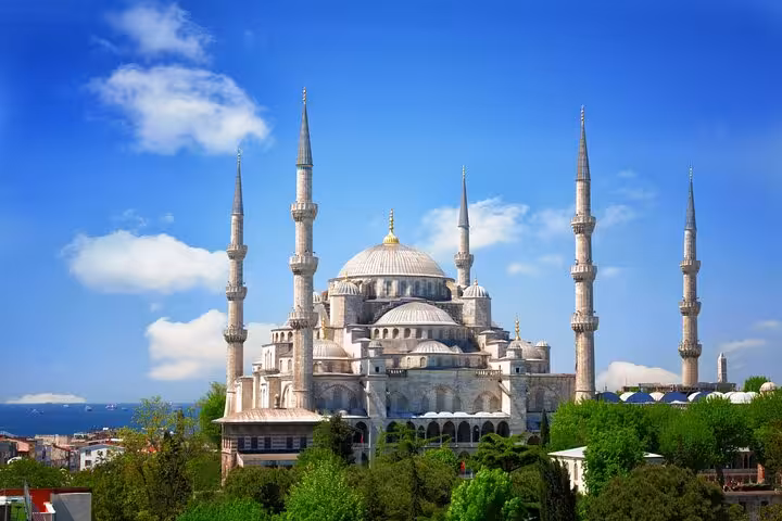 Istanbul Blue Mosque (Sultanahmet) with six minarets under clear sky, key stop on a 10-day Turkey tour