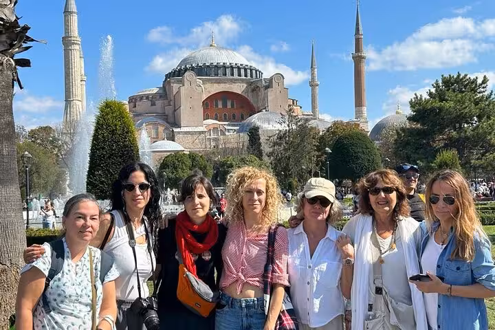 Group photo at Hagia Sophia in Istanbul on Spanish 6-day Istanbul Cappadocia tour with 2 internal flights