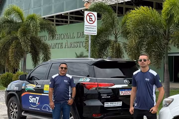 Professional Sim7 transfer drivers with Toyota SUV at Jericoacoara Airport for reliable guided transport