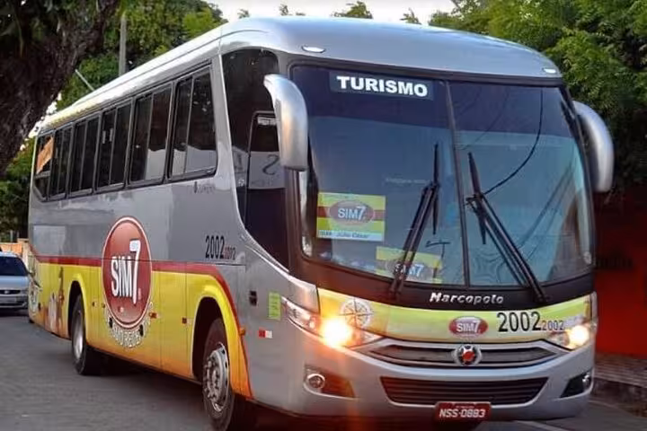 Tourist coach bus for Jericoacoara to Fortaleza transfer, comfortable shared shuttle transport in Ceará