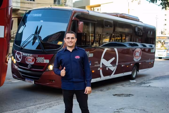 Tour staff with Sim7 coach for shared transfer from Jericoacoara to Fortaleza, Ceará, Brazil