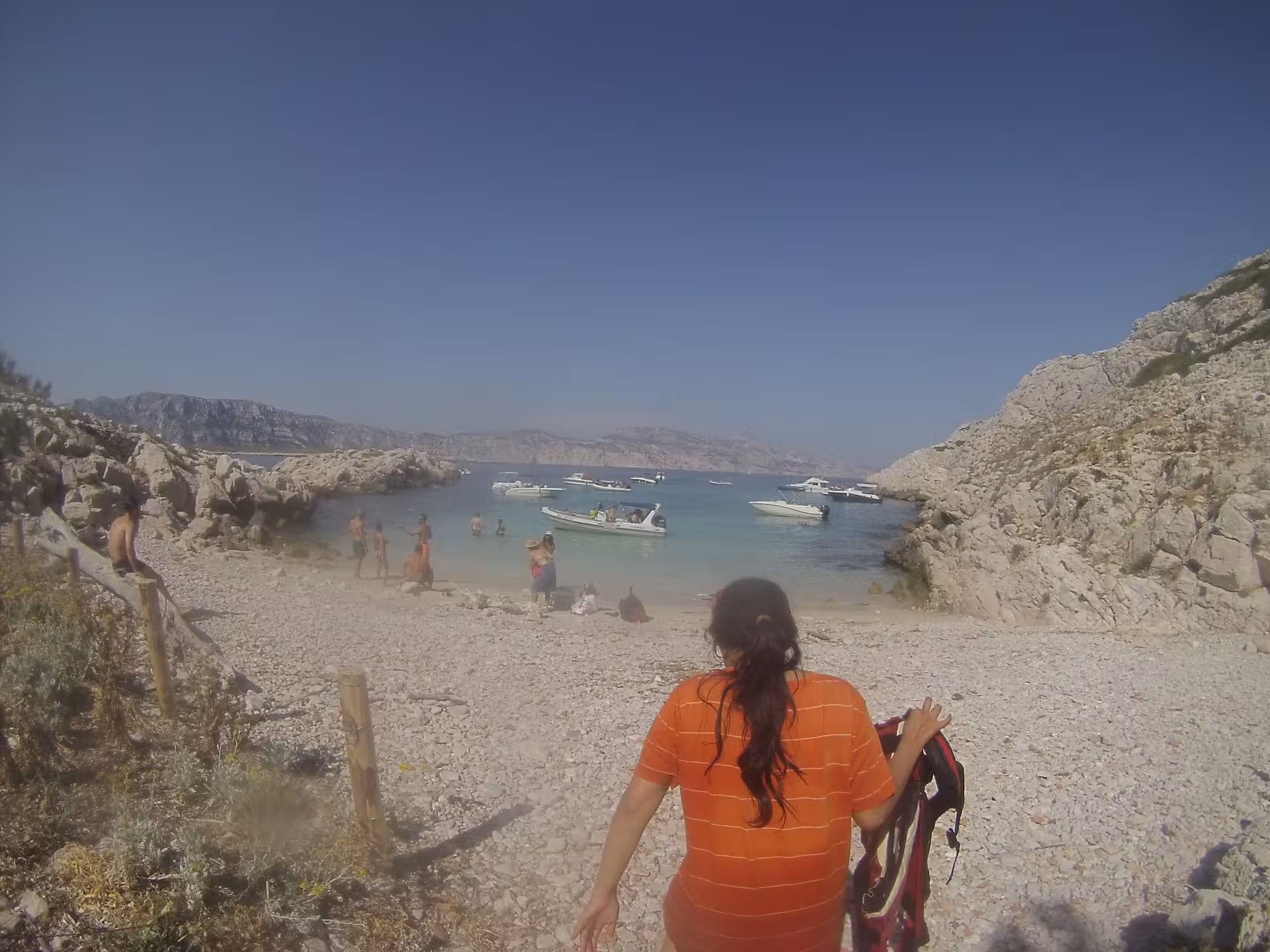 Arrivée à une crique sauvage en excursion kayak autour de la Presqu’île de Giens, plage de galets et bateaux