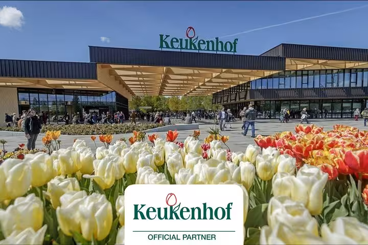 Keukenhof entrance with blooming tulips in foreground for a private Keukenhof Park skip-the-line tour