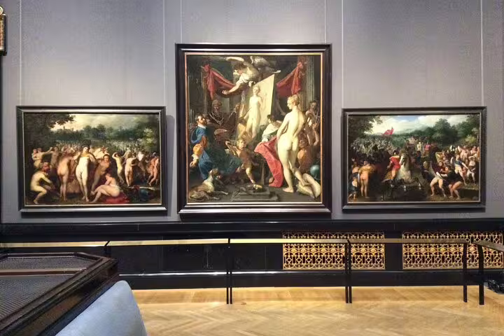Admire Renaissance artworks in the Art History Museum's exclusive tour, focusing on beauty and artistic masterpieces.