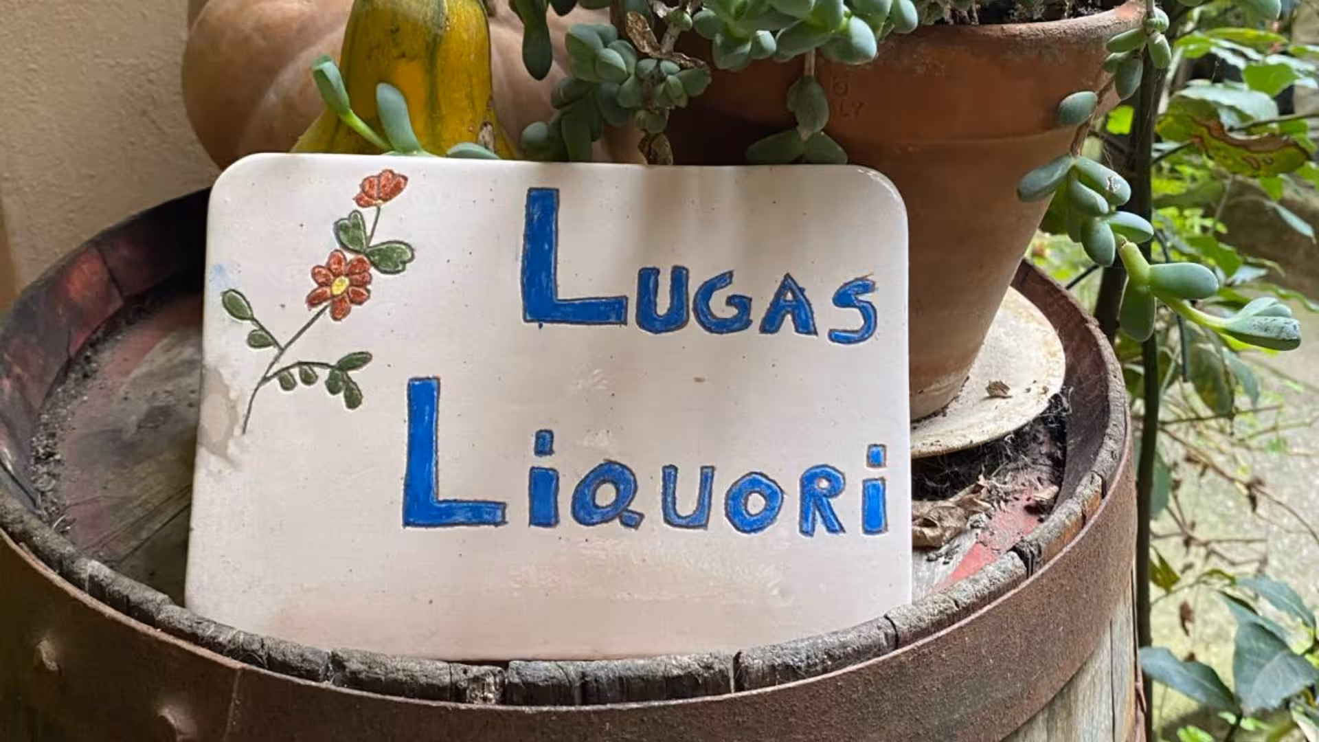 Decorative sign with floral design for Lugas Liquori, enhancing the Laconi chocolate and liqueur tasting experience.