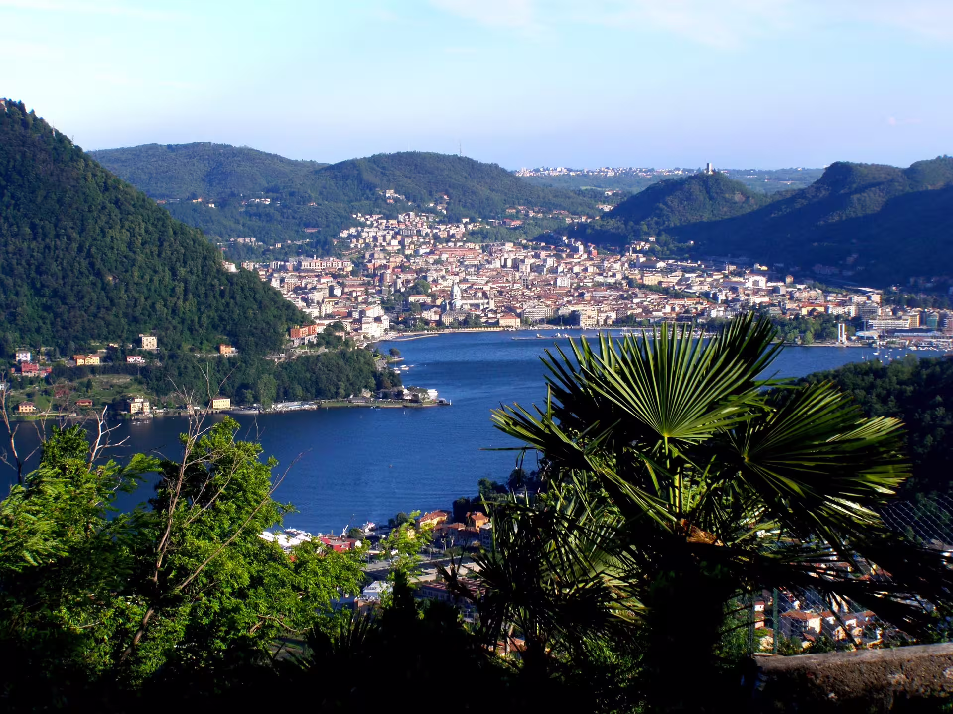 Panoramic view of Lake Como town and blue waters framed by lush hills on an 8‑day Great Lakes self‑drive food tour