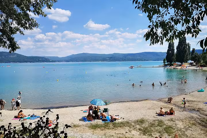 Lake Sainte-Croix beach view with swimmers and turquoise water on Valensole and Verdon day trip