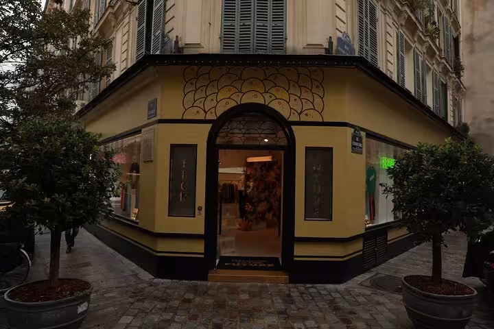Boutique corner in Le Marais, Paris, stop on a Jewish history private walking tour through historic streets