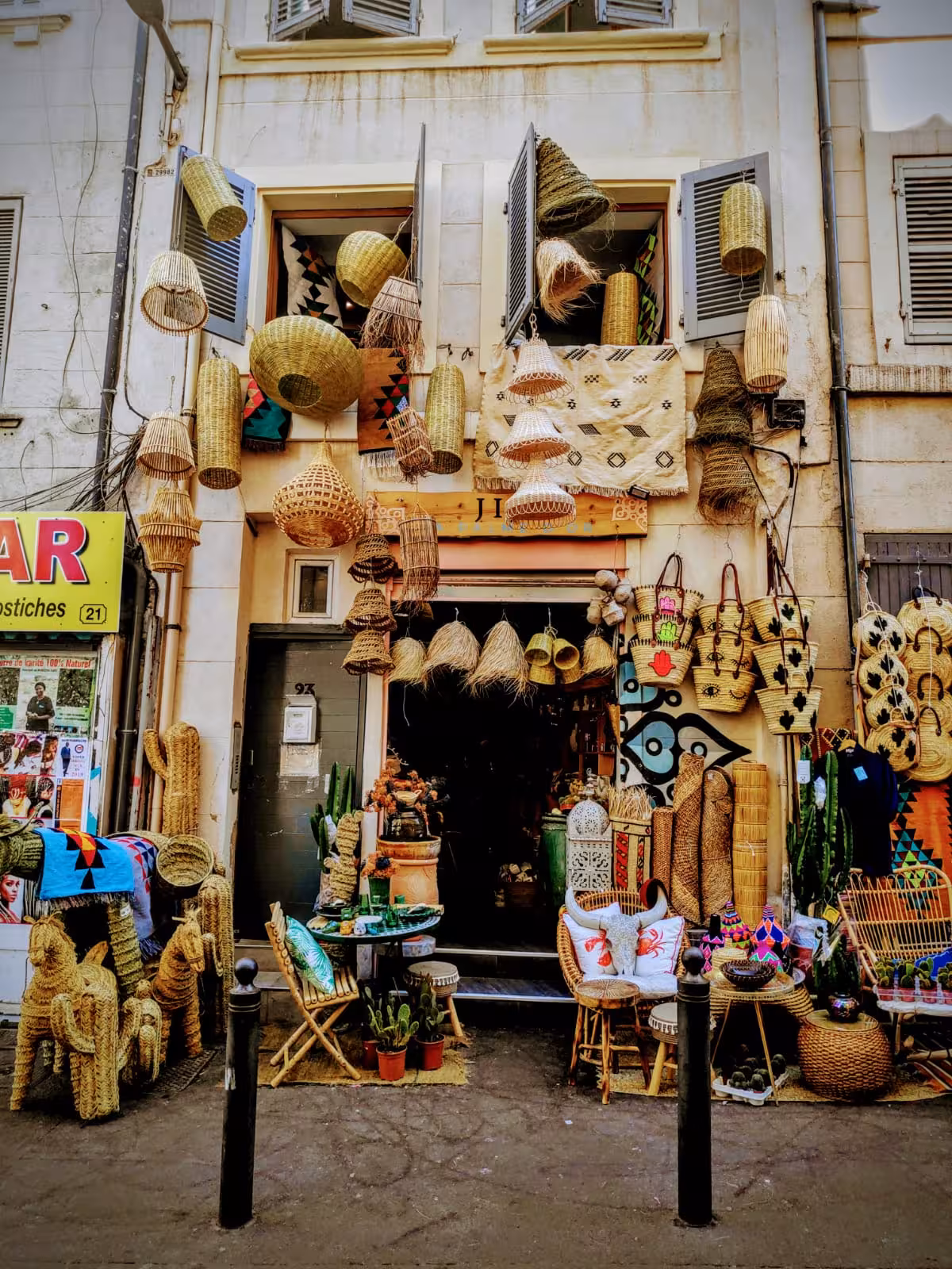 Le Panier Marseille artisan shop with hanging woven baskets and crafts, highlight on the oldest district walking tour