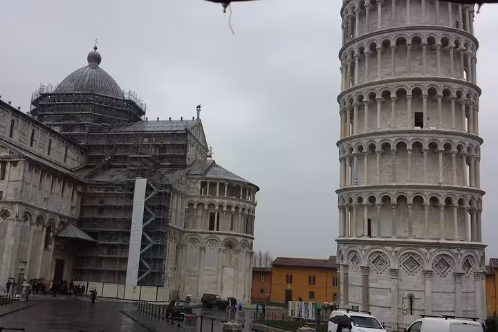 Leaning Tower of Pisa beside the cathedral on a Rome to Florence and Pisa full-day day trip