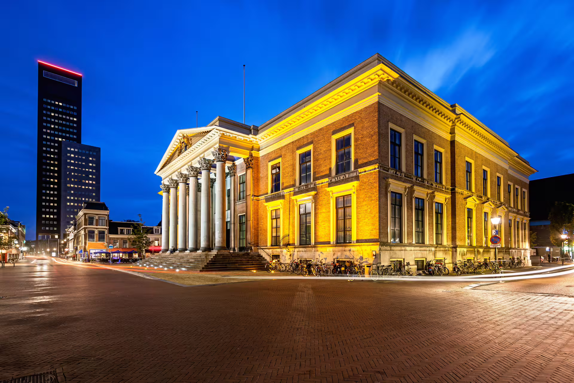 Leeuwarden city center at night with neoclassical courthouse, highlight of 1-day walking tour audioguide